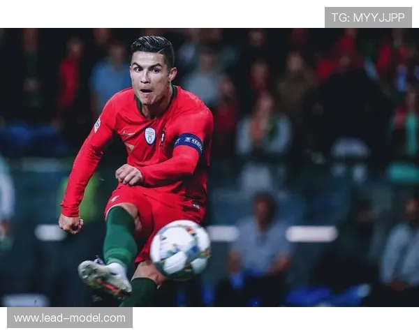 C罗终圆梦捧起世界杯冠军成就传奇足球巅峰荣耀篇章震撼世界足坛 C罗终圆梦捧起世界杯冠军成就传奇足球巅峰荣耀篇章震撼世界足坛