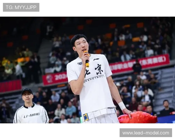 周琦谈上半场表现强调团队投篮需更加积极和集中 周琦谈上半场表现强调团队投篮需更加积极和集中